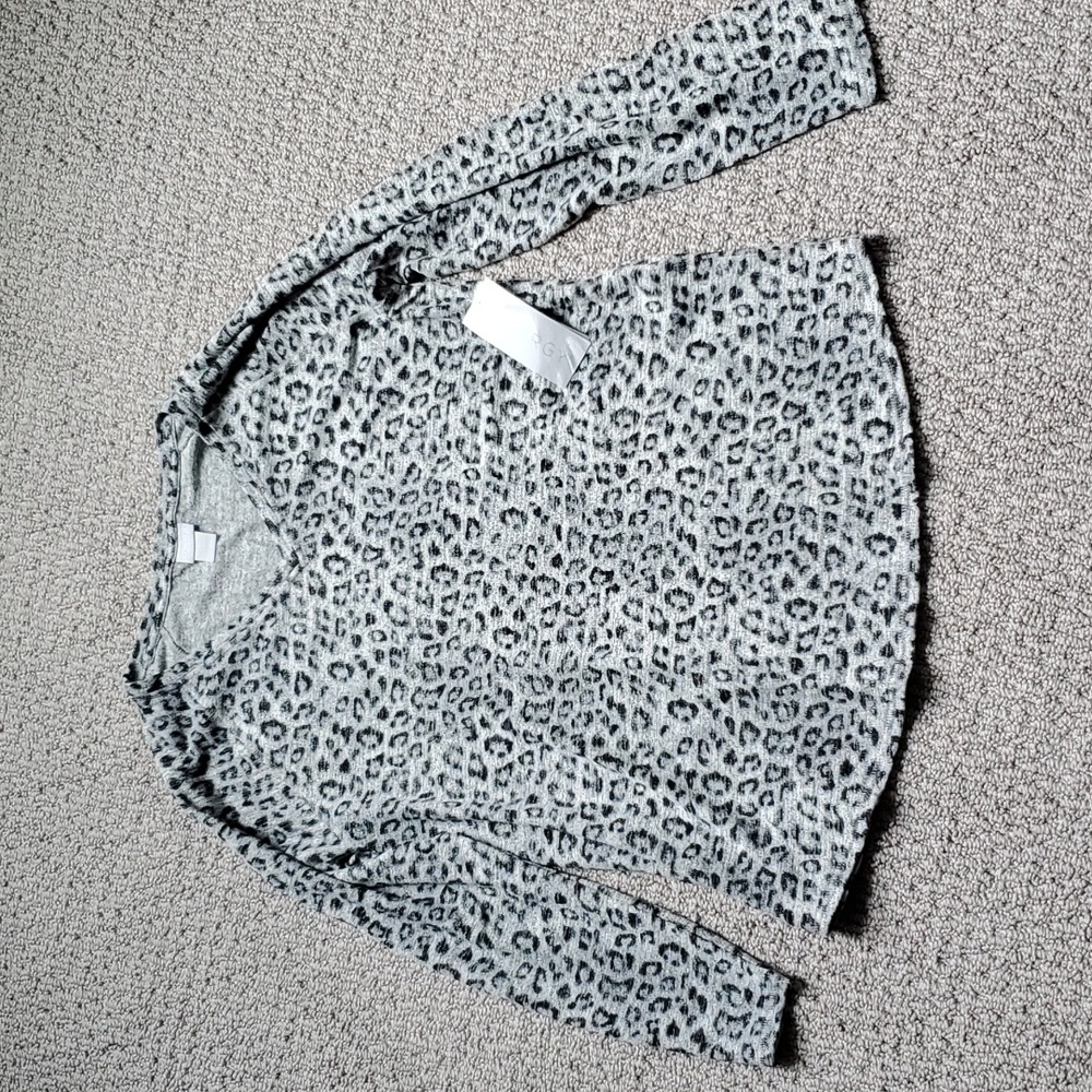 Chicos Zenergy long sleeve lounging top. Size 1. NWT